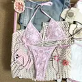 Vista detallada del exquisito bordado floral con lentejuelas rosas en un conjunto - S / Top Y Pantalón / Rosa