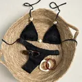 Zwarte bikini set met textuur, pareldetails en striksluiting in een geweven rieten mand - S / Boven- En Onderstuk / Zwart