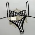 Dettaglio ravvicinato del motivo all'uncinetto a zigzag su questo bikini bohémien. - Taglia S / Top E Pantaloni / A Righe Nero