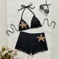 Detalle de un bikini negro acanalado de dos piezas con parches de estrellas de mar. - S / Top Y Pantalón / Negro