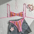 Vista dettagliata di un set bikini all'uncinetto bohémien con motivo a zigzag colorato - Taglia S / Top E Pantaloni / Righe Rosa