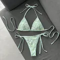 Vista detallada del bikini verde menta con encaje floral de lentejuelas y lazos - Verde menta