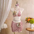 Detaillierte Ansicht des rosa schimmernden Bikinis mit 3D-Blumenstickerei und Rock - S / Oberteil Und Unterteil / Rosa