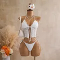 Detailansicht eines weißen Spitzen-Halter-Bikini-Sets mit Rüschenkanten an einer Schaufensterpuppe. - S / Oberteil Und Unterteil / Weiß