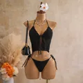 Detailansicht schwarzes Spitzen-Bikini-Set mit Neckholder auf Schaufensterpuppe - S / Oberteil Und Unterteil / Schwarz
