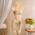 Detailansicht des schimmernden Bikini-Sets mit kunstvollen Blumenstickereien. - S / Oberteil Und Unterteil / Aprikose