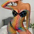 Nahaufnahme eines farbenfrohen Regenbogen-Netz-Bodys auf einem Model im Schlafzimmer - XL / Oberteil Und Unterteil / Regenbogen-Netz-Bodystocking