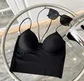 Detaillierte Makroansicht des schwarzen Neckholder-Tops aus Eisseide mit tiefem V-Ausschnitt - Einheitsgröße / Oberteile / Schwarz