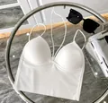 Detail des weißen Neckholder-Tops aus Eisseide mit V-Ausschnitt und festen Cups - Einheitsgröße / Oberteile / Weiß