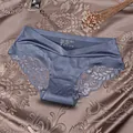 Élégante culotte sans couture en soie glacée bleue avec dentelle et doublure coton - Bleu clair