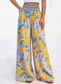 Detailansicht der High-Waist-Hose mit weitem Bein und lebhaftem gelbem Blumenmuster. - S / Unterteile / Blau mit gelben Blumen