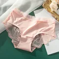Elegante nahtlose pinke Eisseide-Unterhose mit floralen Spitzeneinsätzen und Baumwollzwickel - Rosa