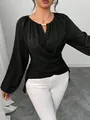Detailansicht einer eleganten gewebten Wickelbluse mit Holzperlen-Ausschnitt - S / Oberteile / Schwarz