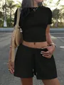 Detailansicht eines trendigen schwarzen Damen-Crop-Tops mit passenden Kordelzug-Shorts - S / Oberteil Und Unterteil / Schwarz