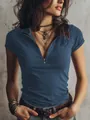 Detail eines dunkelblauen Damen-T-Shirts mit Kurzarm und modernem Reißverschluss-Revers - S / Oberteile / Marineblau