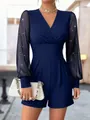 Detail des dunkelblauen V-Ausschnitt-Jumpsuits mit eleganten Mesh-Ärmeln und Glitzereffekt - S / Oberteile / Blau