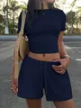 Stilvolles marineblaues zweiteiliges Set mit engem Crop-Top und Kordelzug-Shorts - S / Oberteil Und Unterteil / Marineblau
