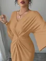 Detailansicht von V-Ausschnitt und Knotendesign bei camelfarbenem Kleid mit Fledermausärmeln - S / Oberteil Und Unterteil / Khaki