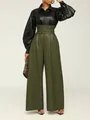 Detailaufnahme der olivgrünen Kunstlederhose mit hoher Taille und Metallgürtel - S / Unterteile / Olivgrün