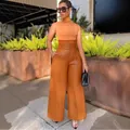 Detailansicht einer stylischen, hochtaillierten orangen PU-Lederhose mit weitem Bein - S / Unterteile / Gelb