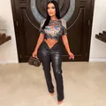 Ganzkörperansicht eines Modells in schwarzer Low Waist Cargo-Kunstlederhose mit V-Schnitt. - XL / Unterteile / Schwarz