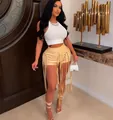 Sexy tan PU lederen franje shorts met veters en witte geribbelde crop tank top detail - S / Bottoms / Lichtgeel
