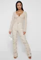 Vista de cuerpo entero de pantalones de cuero sintético fruncidos beige y top de punto - S / Blanco lechoso