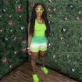Detailansicht des neongrünen Tanktops und der Ombre-Shorts für Damen im Sportset - S / Top Und Bottom (220511) / Fluoreszierendes Grün