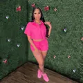 Zweiteiliges Sommerset mit pinkfarbenem Kurzarm-Crop-Hemd und passenden Shorts - S / Oberteil Und Unterteil (230522) / Rot