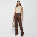 Elegantes pantalones de cuero PU marrón con diseño de microcampana y talle alto - S / Café
