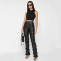Pantalones modernos de cuero PU negro fruncido para mujer con diseño ajustado - S / Negro