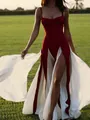 Elegante vestido largo rojo y blanco con abertura alta en un entorno exterior al atardecer. - S / Burdeos