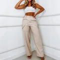 Beige High-Waist-Cargohose aus Kunstleder für Damen mit geradem Bein und Seitentaschen. - S / Unterteile / Weiß