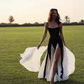 Elegante vestido largo en contraste blanco y negro con tirantes y abertura para vacaciones - S / Negro y Blanco