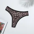 Vue détaillée en gros plan du motif léopard sur un string pour femme en soie de lait - Imprimé léopard marron