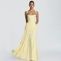 Elegantes blassgelbes plissiertes Maxikleid mit tiefem Ausschnitt und rückenfreiem Design. - XS / Kleider / Hellgelb