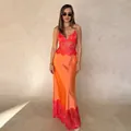 Elegante abito lungo in raso arancione con dettagli in pizzo rosso e scollo a V - Taglia S / Top E Pantaloni / Arancione
