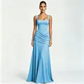 Elegante abito da sera lungo azzurro senza maniche con raffinati dettagli drappeggiati. - Celeste