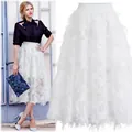 Détail d'une jupe midi blanche à pompons texturés en feuilles pour femme - Taille unique / Blanc