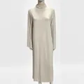 Robe longue minimaliste beige à manches longues et col montant sur un mannequin blanc - S / Bas / Gris clair