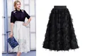 Modèle portant une jupe blanche à feuilles évidées avec une version noire du design. - Taille unique / Noir