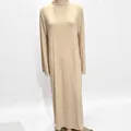 Robe longue grande taille à manches longues et col rond en beige nude, style fluide ample - Couleur Avoine