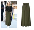 Détail de la jupe midi vert olive avec taille à cordon et tissu en maille douce et souple. - Vert Militaire