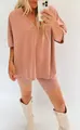 Ensemble t-shirt col V délavé et short cycliste pour femme présenté par un mannequin en selfie - Rouge Orangé