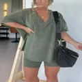 Vue détaillée du t-shirt col V vert et du short en jean taille haute pour femme - Vert olive