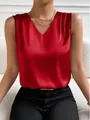 Detalle de blusa de satén roja sin mangas con textura sedosa y elegante escote en V - S / Top (A0010) / Burdeos