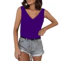 Nahaufnahme eines lila Satin-Tops mit V-Ausschnitt für Damen für den lässigen Sommer - Lila
