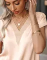 Elegantes pfirsichfarbenes Satin-T-Shirt mit V-Ausschnitt und zarter Spitze für Damen - M / Oberteile / Hautfarben