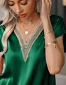 Eleganter dunkelgrüner Satin-Kurzarm-Top mit detailreichem weißem V-Ausschnitt aus Spitze - S / Oberteile / Grün