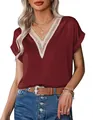 Elegante burgunderrote Satin-Kurzarmbluse mit V-Ausschnitt und cremefarbener Spitze - S / Oberteile / Dunkelrot